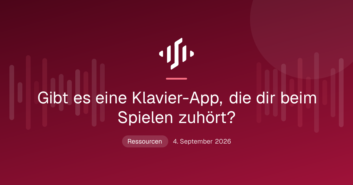 Eine Klavier-App hört über das Mikrofon eines Handys auf dem Notenpult eines akustischen Klaviers zu und zeigt, welche Töne getroffen und welche verfehlt wurden